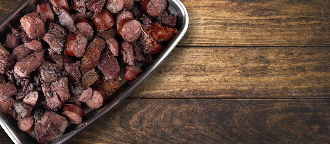 Feijoada brasileira tradicional sobre mesa de madeira