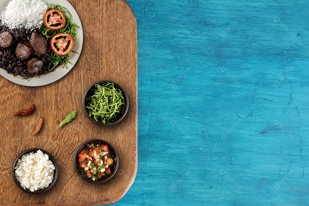 Feijoada brasileira tradicional sobre mesa de madeira