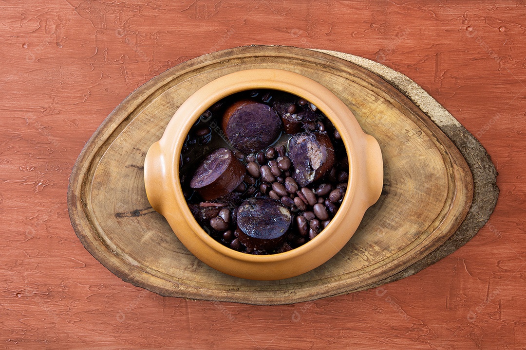 Feijoada brasileira tradicional sobre mesa de madeira