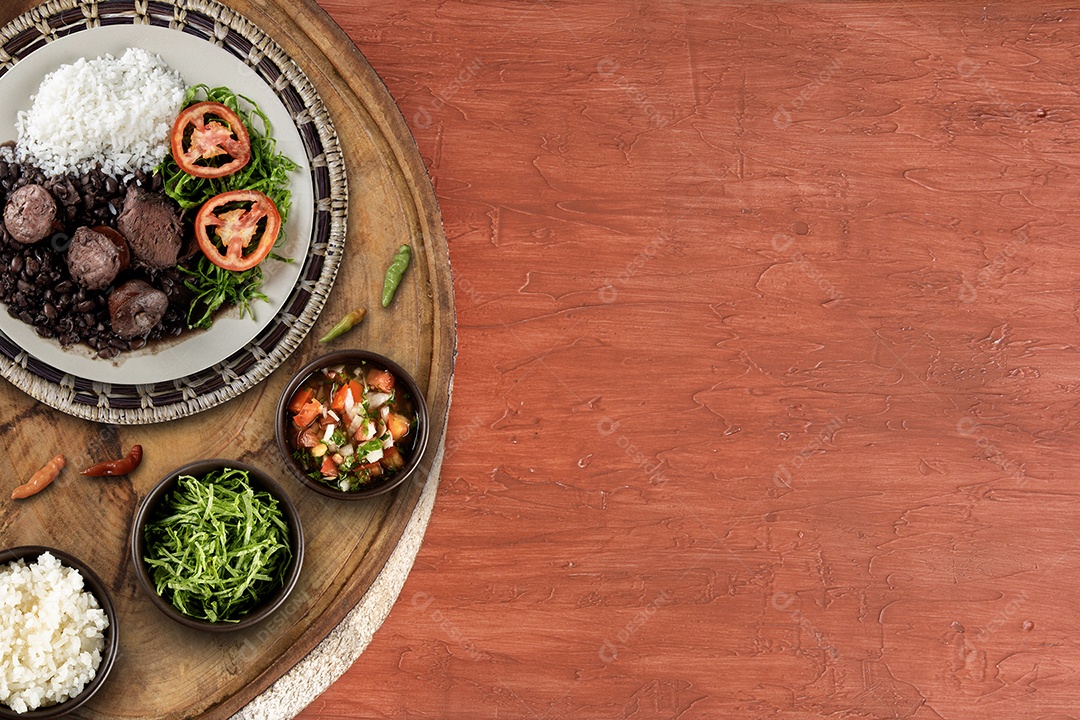 Feijoada brasileira tradicional sobre mesa de madeira