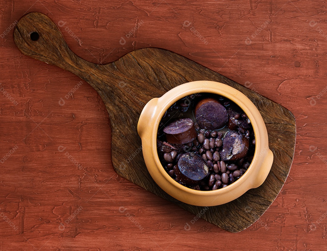 Feijoada brasileira tradicional sobre mesa de madeira