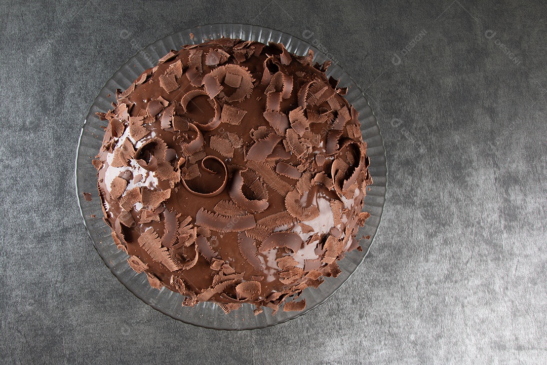 Bolo caseiro com cobertura de chocolate em fundo cinza