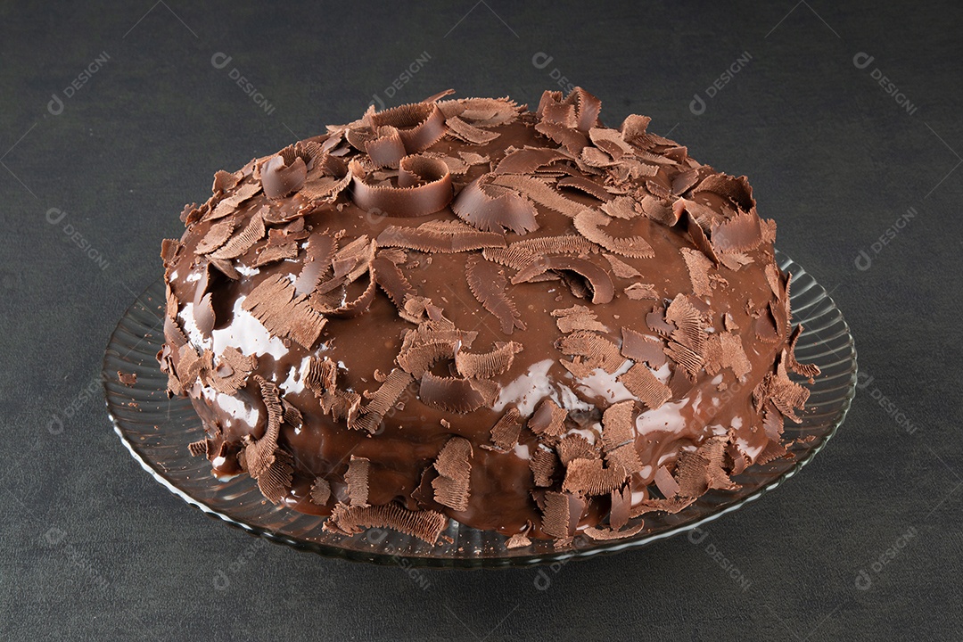 Bolo caseiro com cobertura de chocolate em fundo cinza