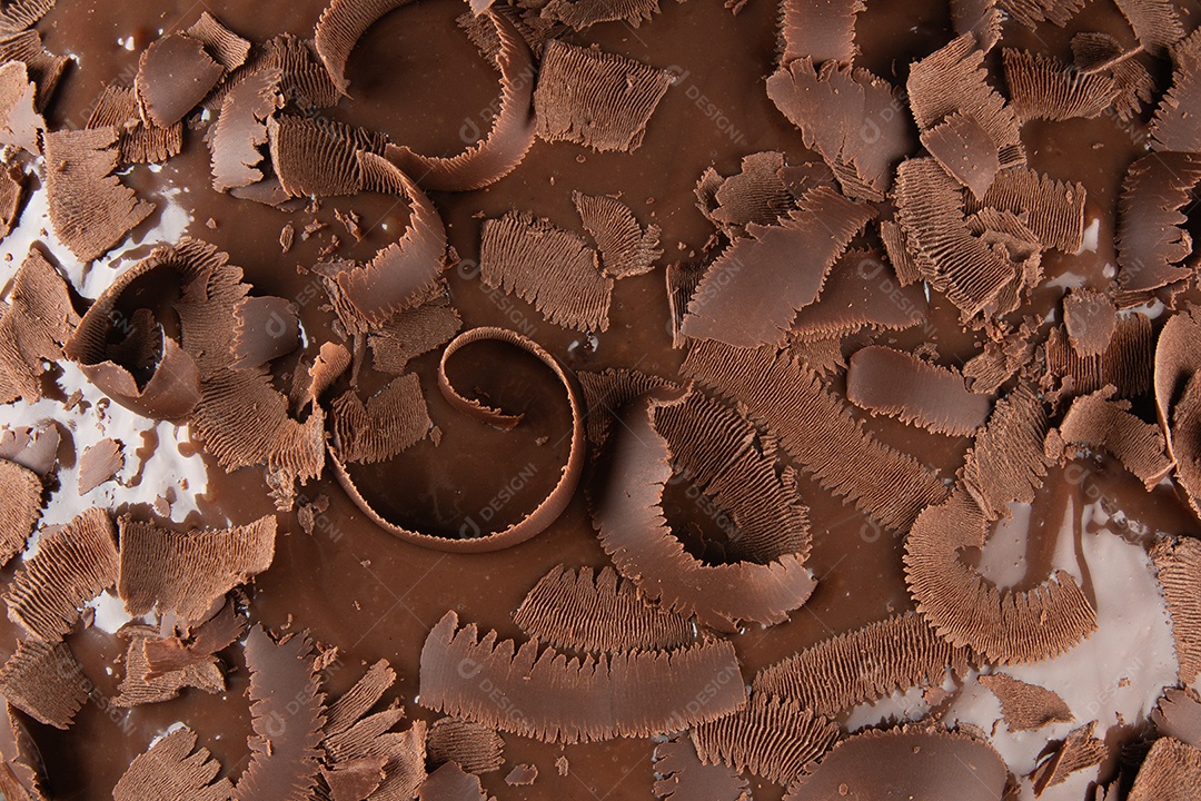 Bolo caseiro com cobertura de chocolate em fundo cinza