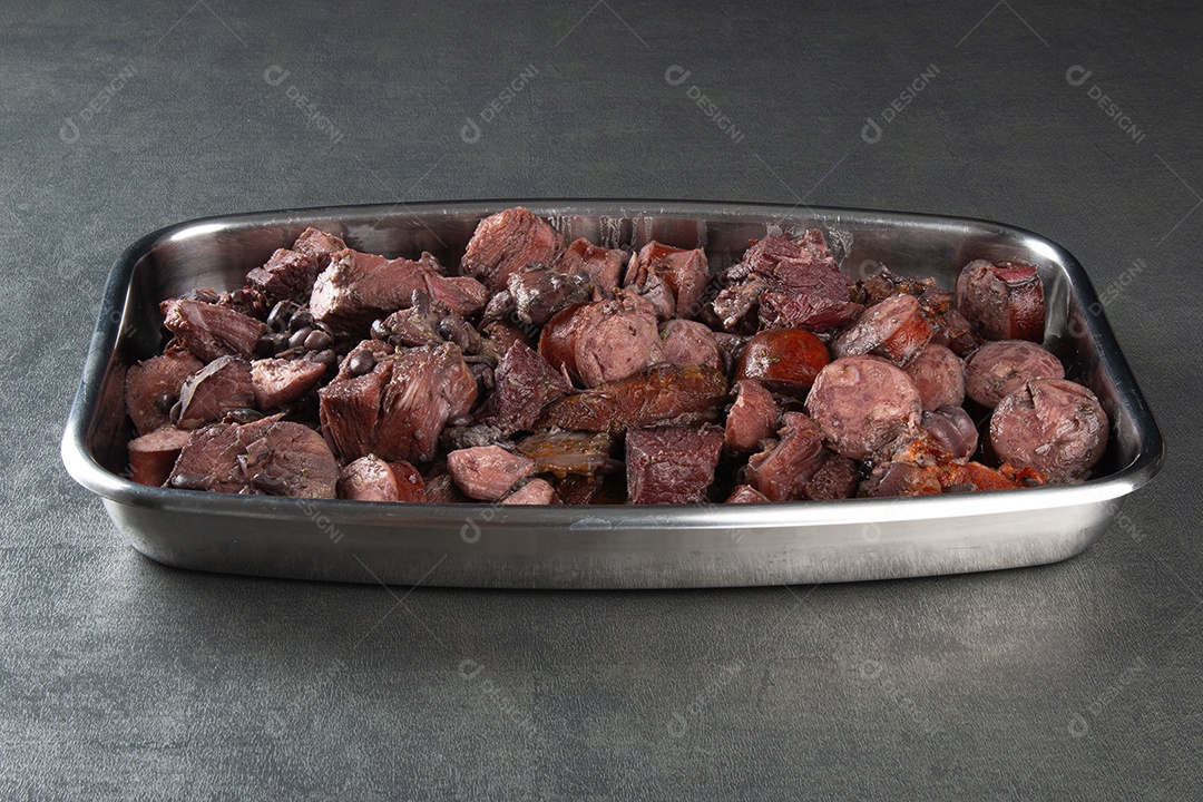 Feijoada brasileira tradicional sobre mesa de madeira