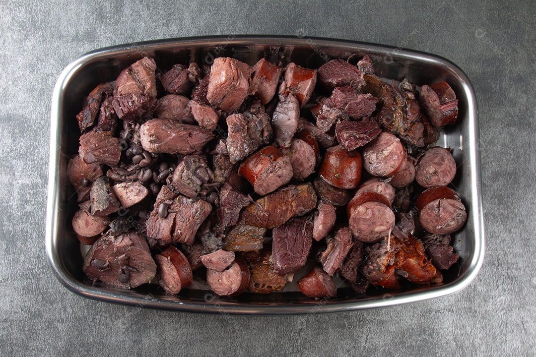 Feijoada brasileira tradicional sobre mesa de madeira