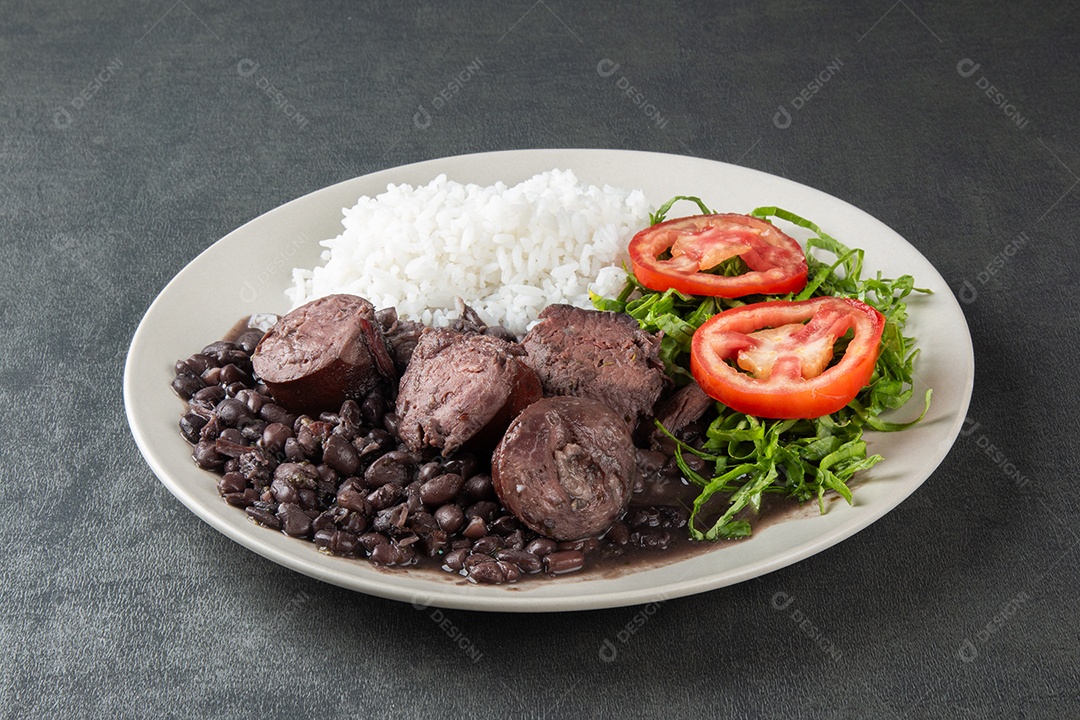 Feijoada brasileira tradicional sobre mesa de madeira
