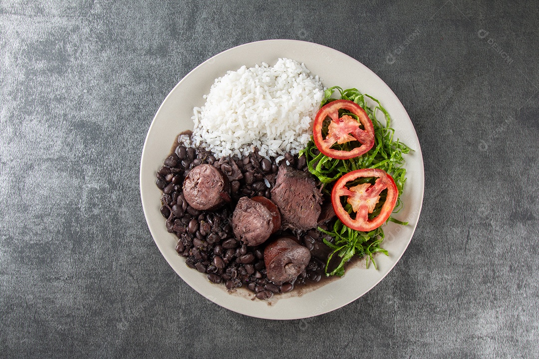 Feijoada brasileira tradicional sobre mesa de madeira