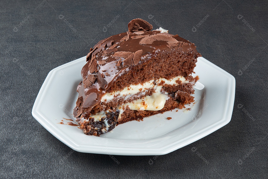 Bolo caseiro com cobertura de chocolate em fundo cinza