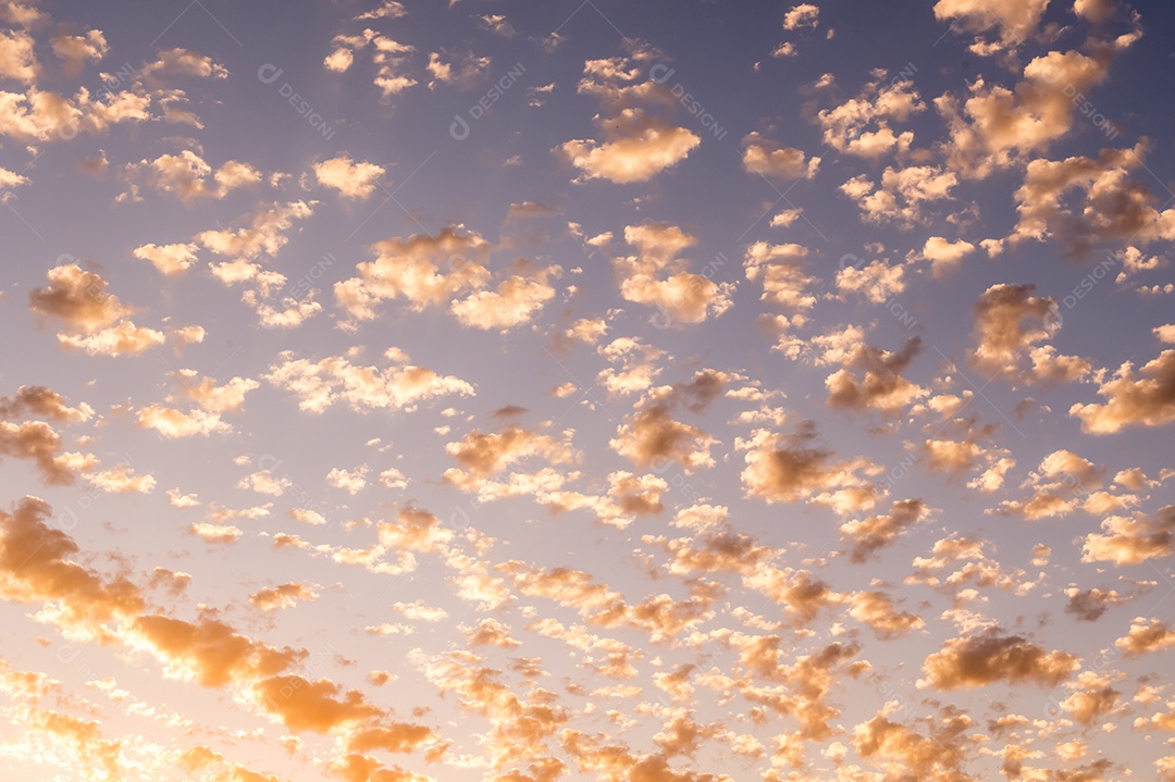 Céu ao pôr do sol com fundo de textura de muitas nuvens