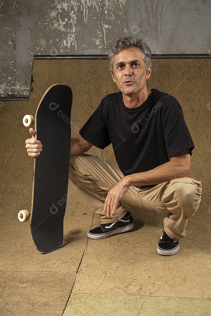 Homem de 54 anos em uma pista de skate