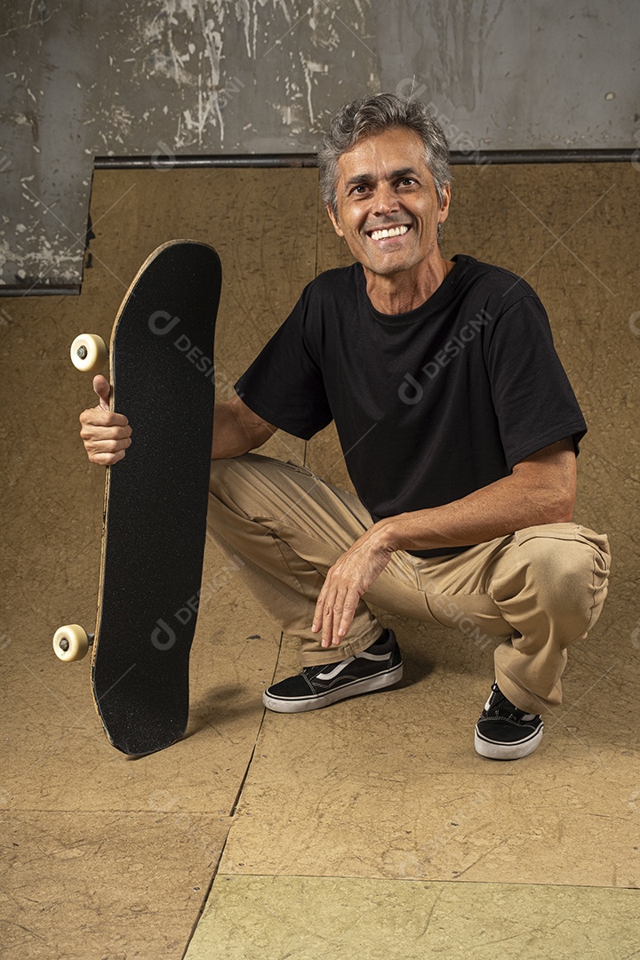 Homem feliz na pista de skate