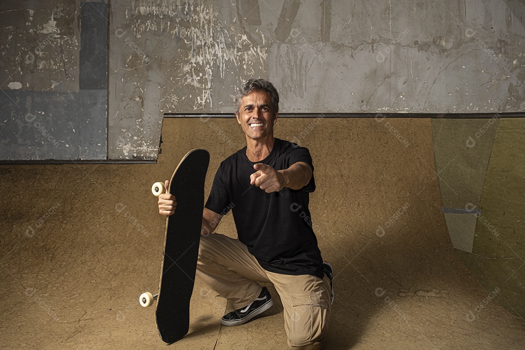 Homem feliz em pista de skate