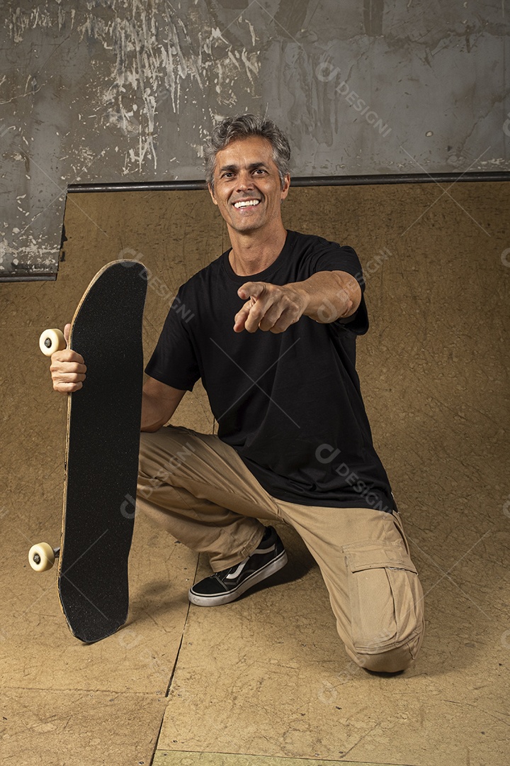 Homem de 54 anos em uma pista de skate