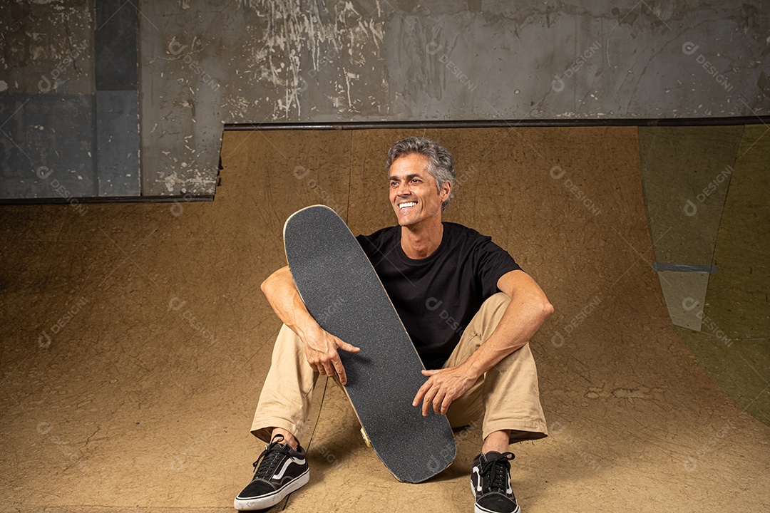 Homem de 54 anos em uma pista de skate feliz radical