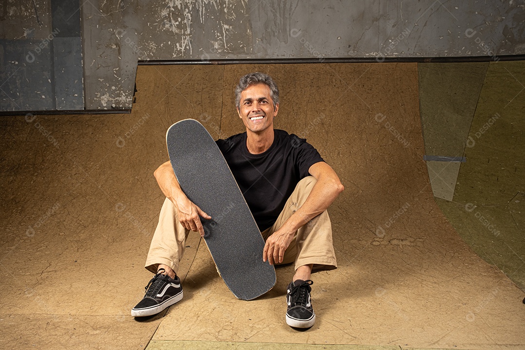 Homem de 54 anos em uma pista de skate