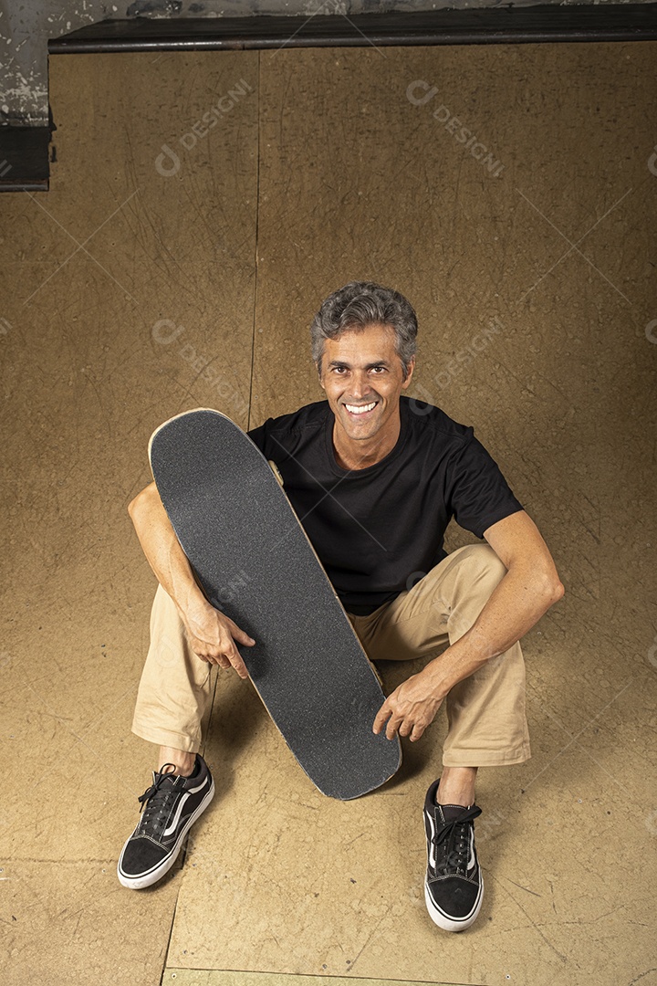 Homem de 54 anos em uma pista de skate