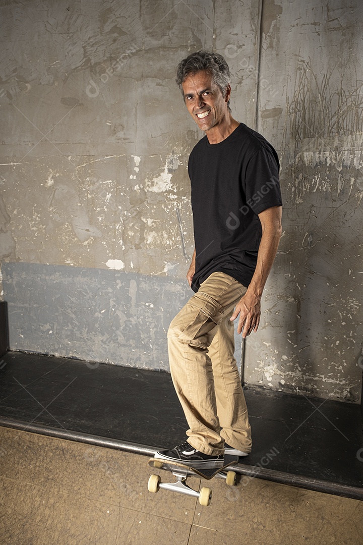 Homem de 54 anos em uma pista de skate