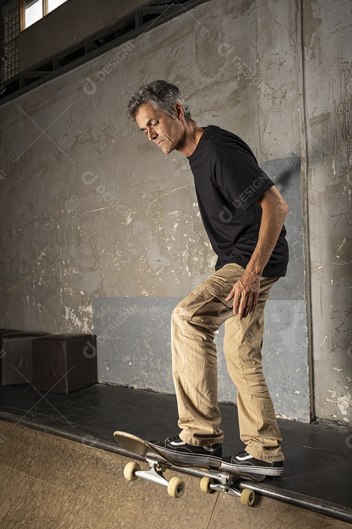 Homem de 54 anos em uma pista de skate