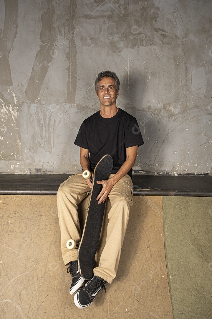 Homem de 54 anos em uma pista de skate