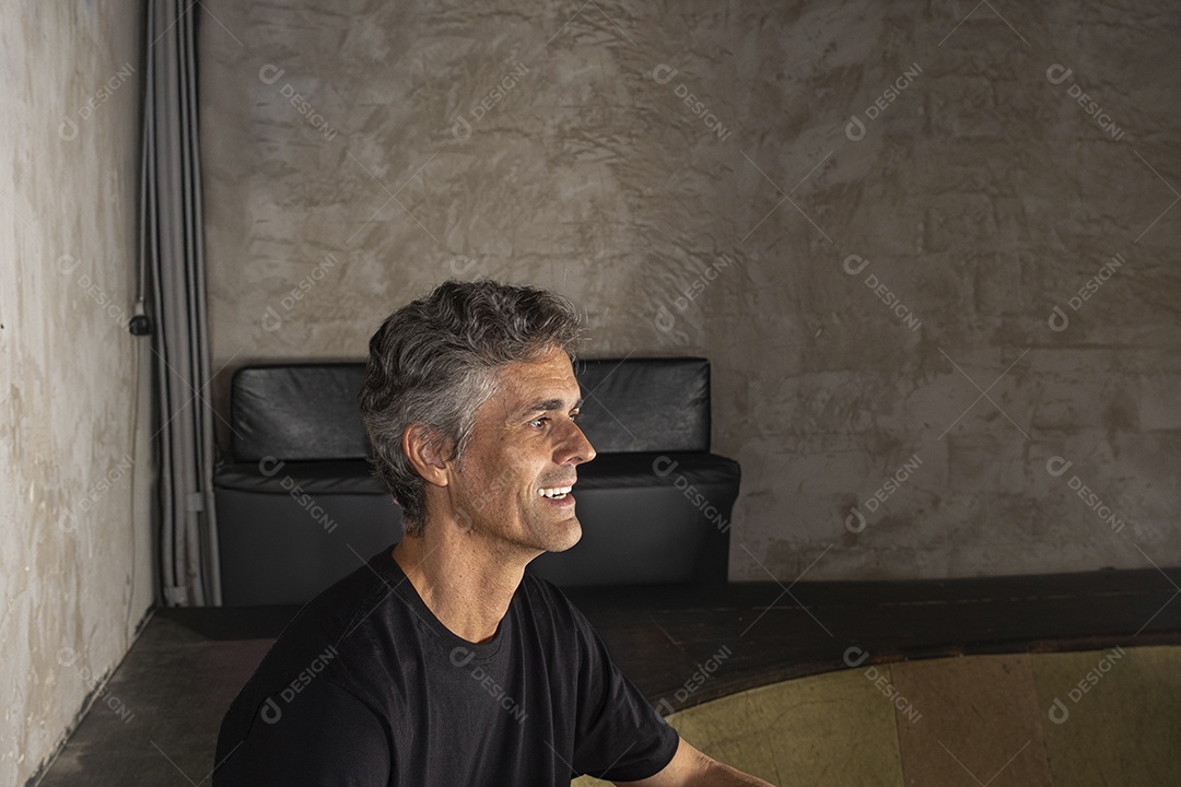 Homem na pista de skate