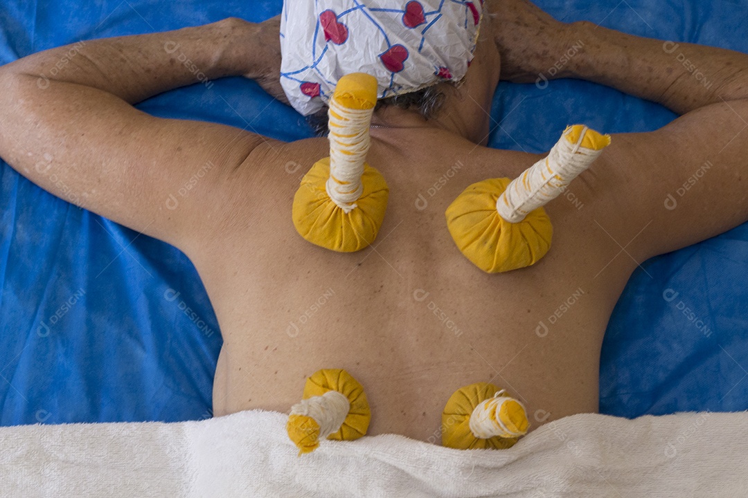 Mulher recebendo massagem de pindas chinesas