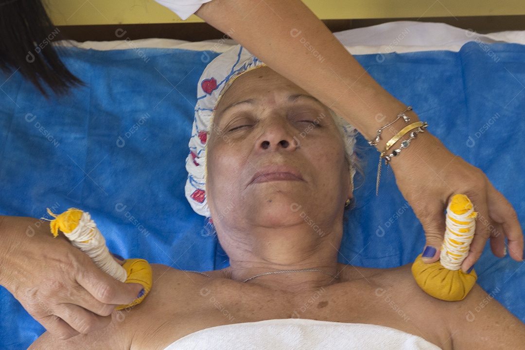 Mulher recebendo massagem de pindas chinesas