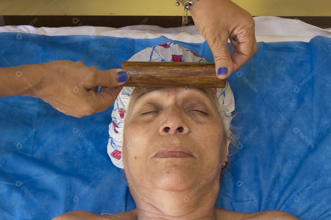 Mulher fazendo tratamento com bambuterapia facial