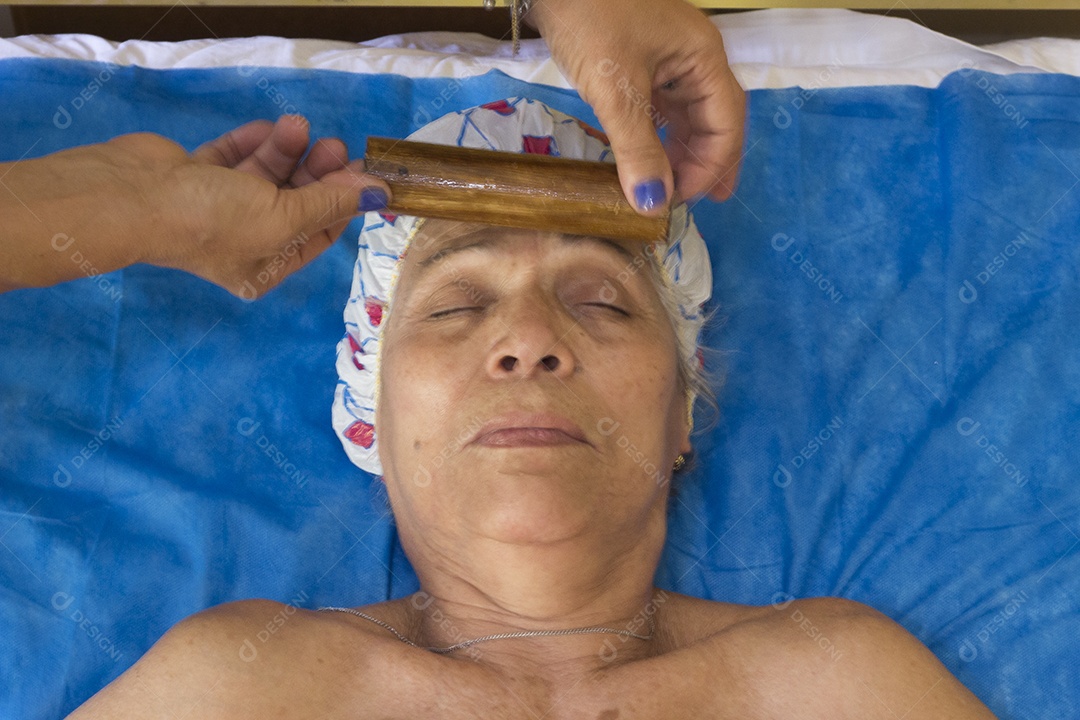 Mulher fazendo tratamento com bambuterapia facial