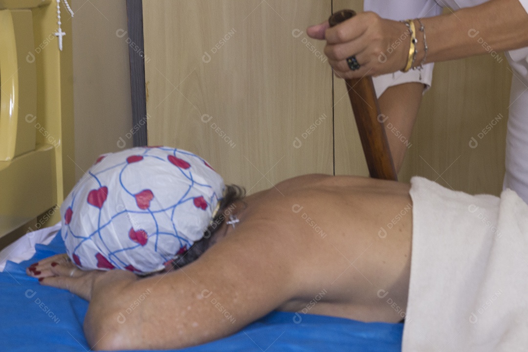 Mulher fazendo tratamento com bambuterapia