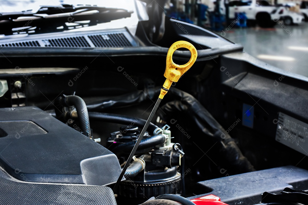 Vareta de óleo de motor de carro é puxada para verificar o nível