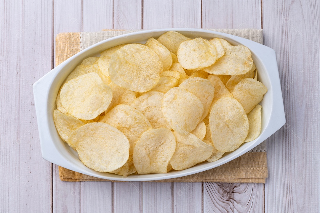 Travessa com deliciosas batatas chips sobre a mesa