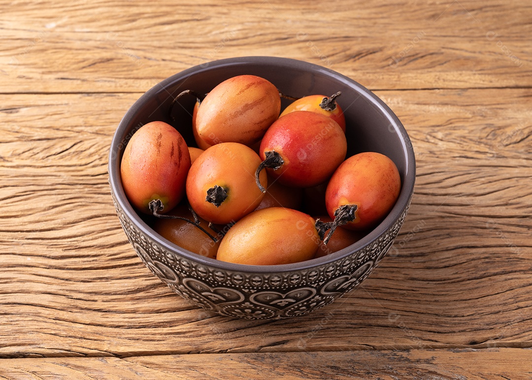 Tigela com tamarillos dentro