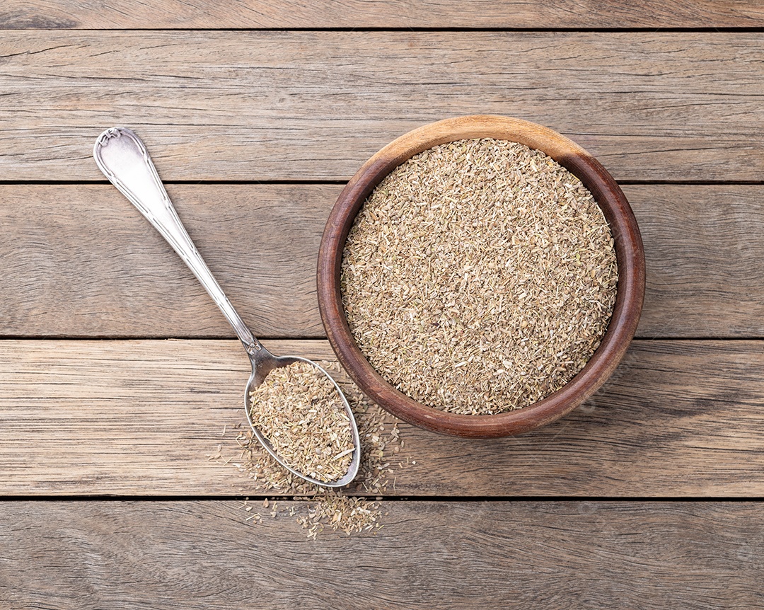 Chá seco de erva doce em uma tigela sobre a mesa de madeira