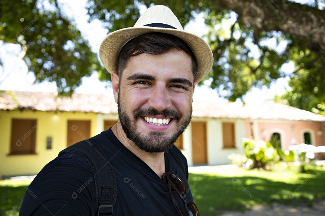 Homem feliz usando chapéu