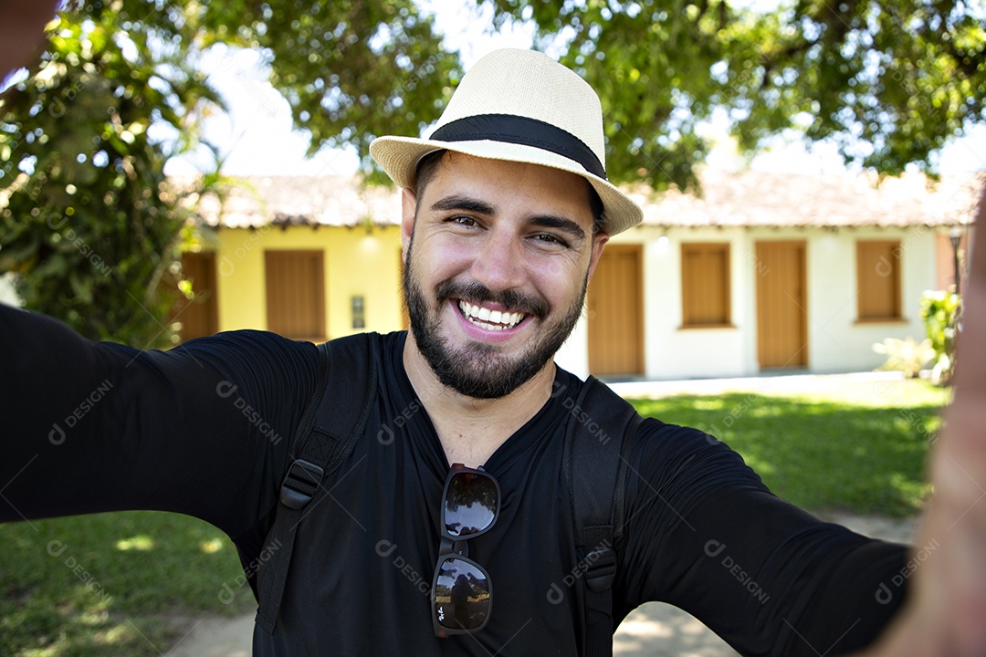 Homem feliz com chapéu em passeio
