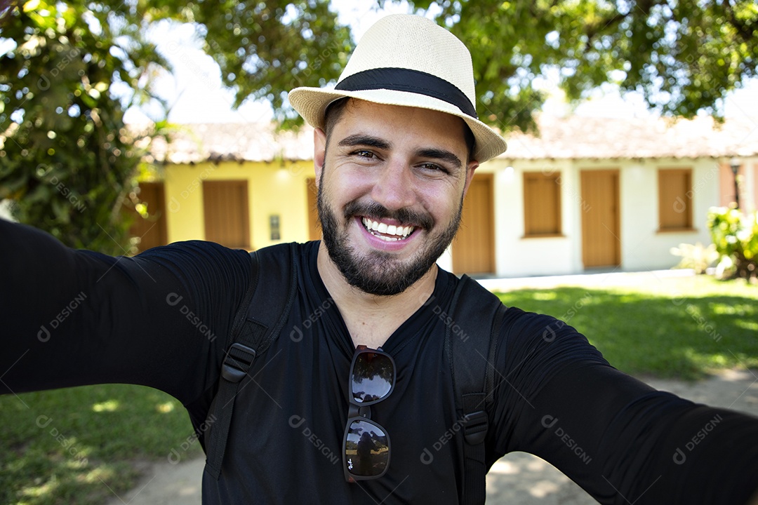Homem feliz tirando selfe