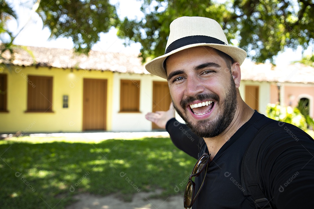 Homem bem feliz mostrando casa