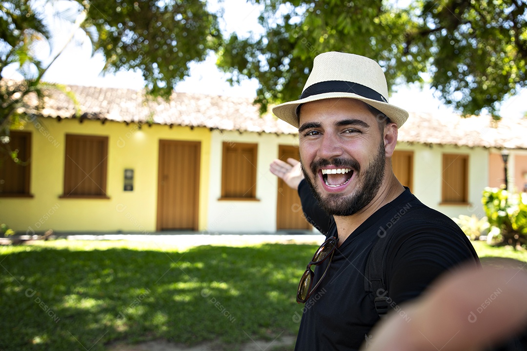 Homem feliz em passeio