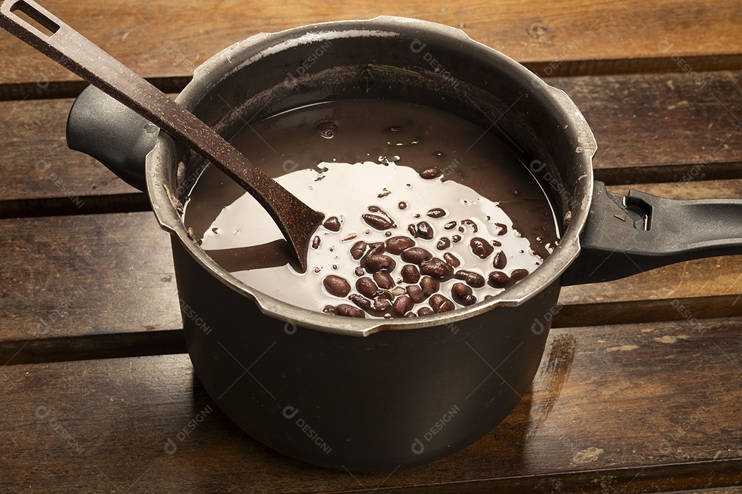 Feijão preto cozido delicioso