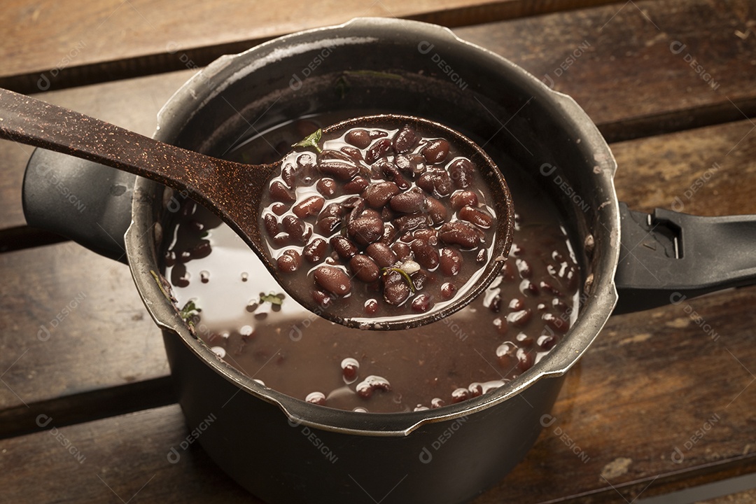Panela com feijão preto cozido