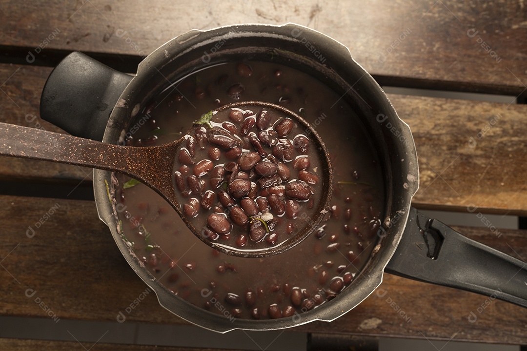 Feijão preto cozido delicioso