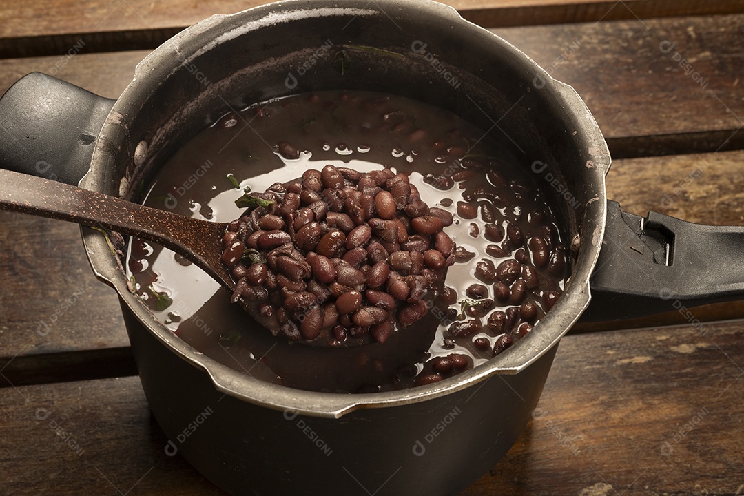 Feijão preto cozido delicioso