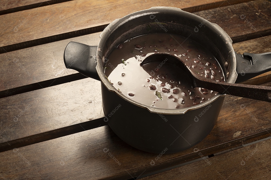 Feijão preto cozido delicioso