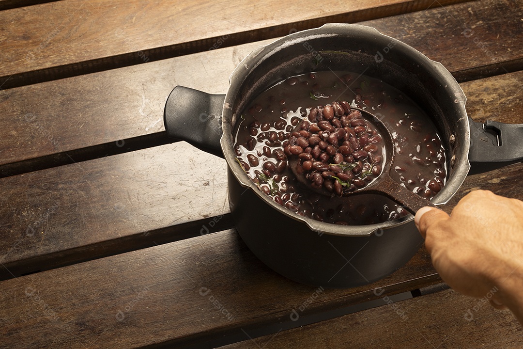 Panela com feijão preto cozido