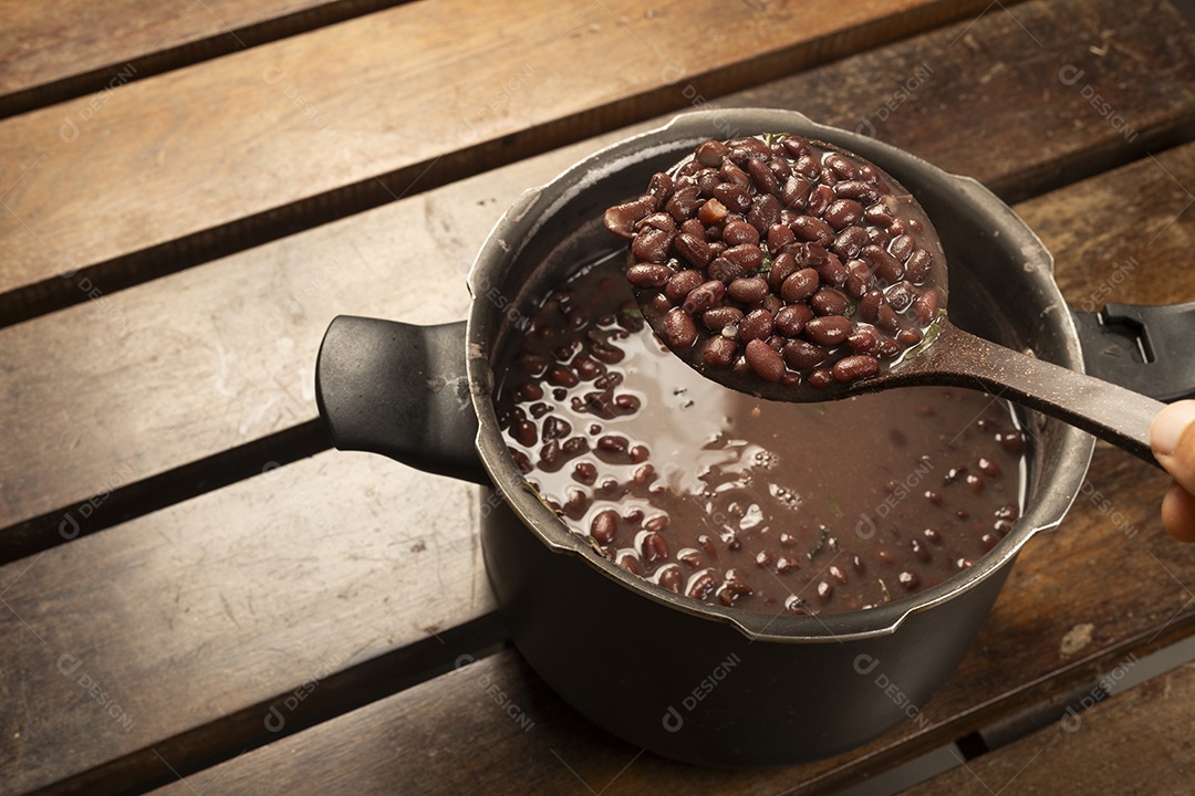 Panela com feijoada deliciosa