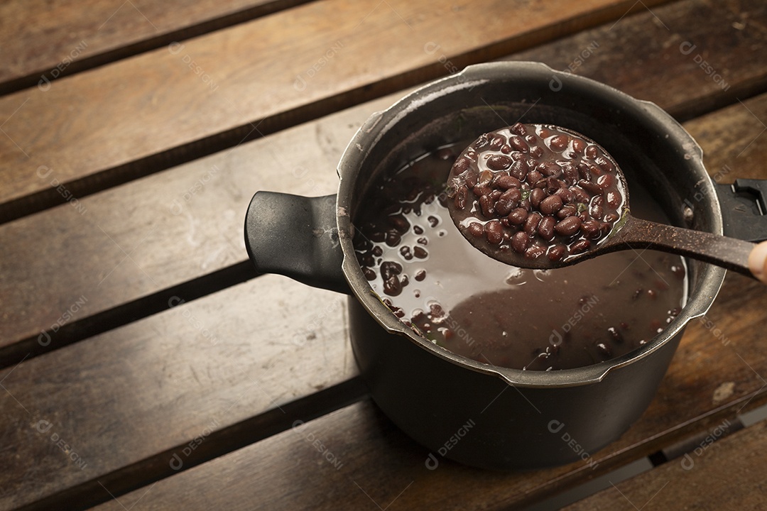 Feijoada delicia demais sobre uma mesa