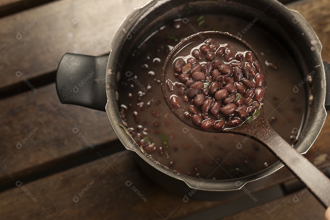 Panela com delicioso feijão preto cozido