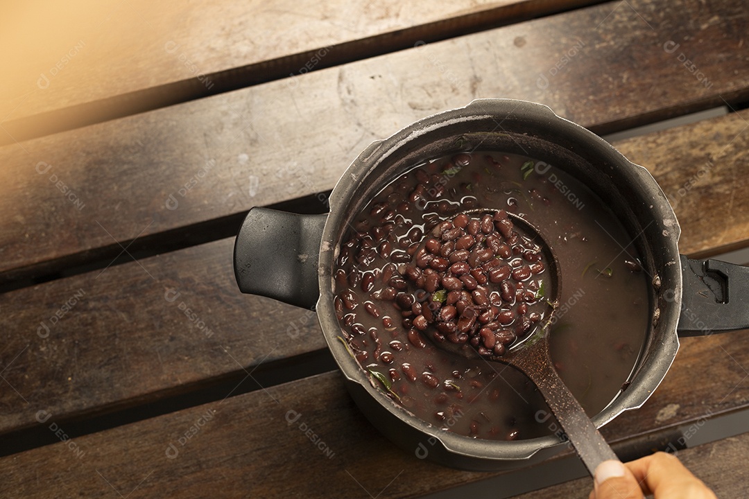Panela com delicioso feijão preto cozido