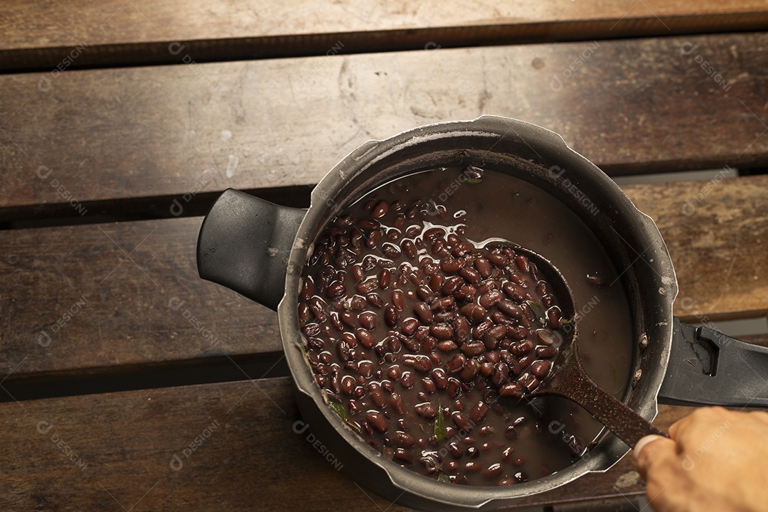 Um delicioso feijão preto cozido